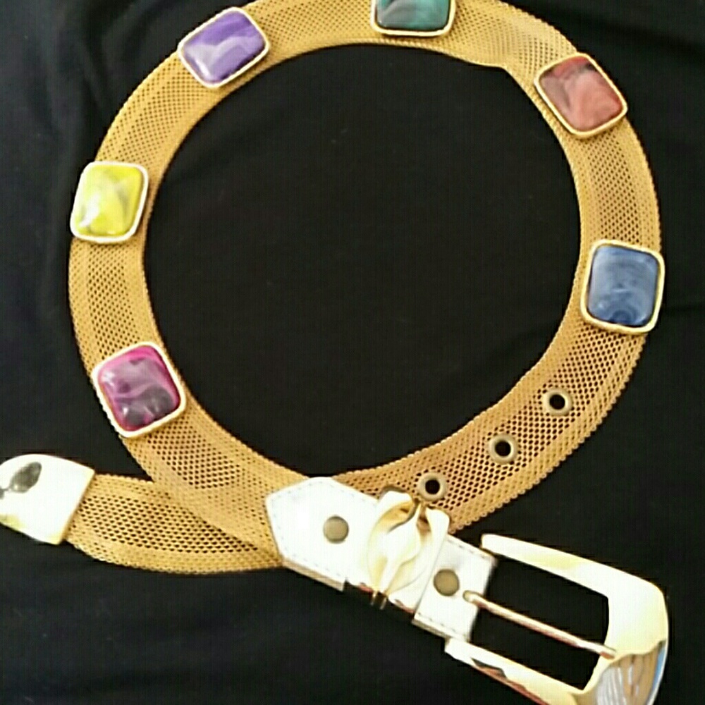 S0LD. Gorgeous gold tone mesh belt